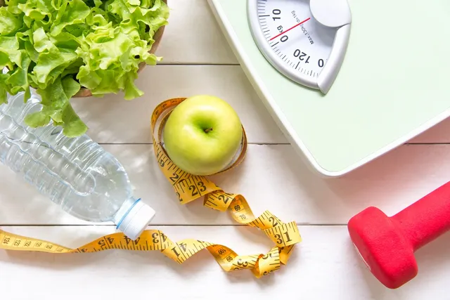 A green apple sitting on top of a scale.